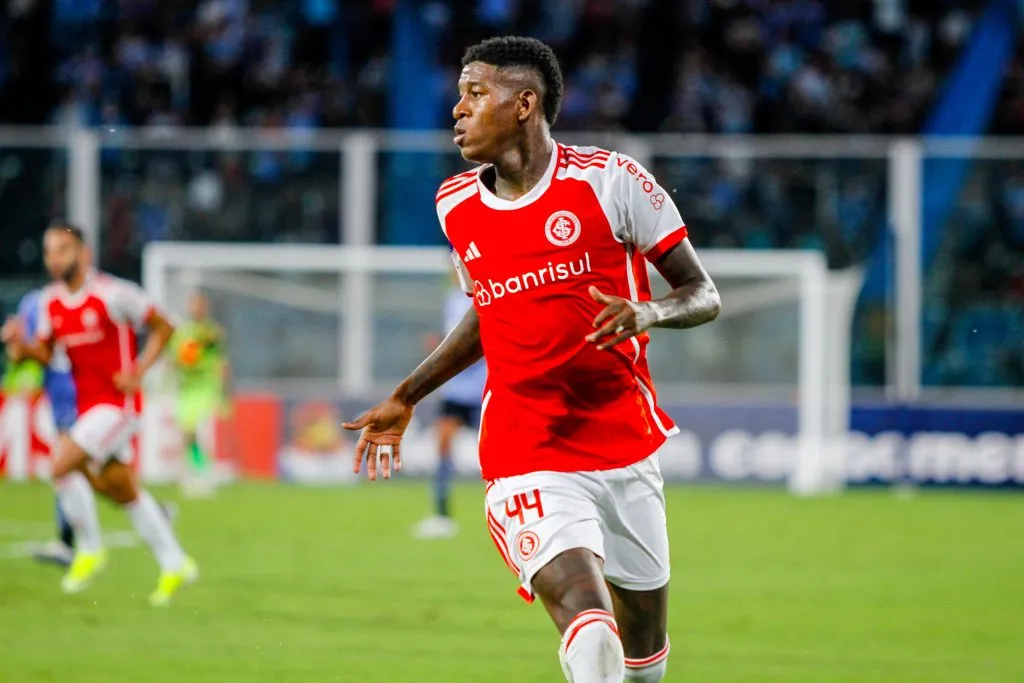 Vitao zagueiro do Internacional durante partida contra o Belgrano no estadio Mario Kempes pela Copa Sul-Americana 2024.