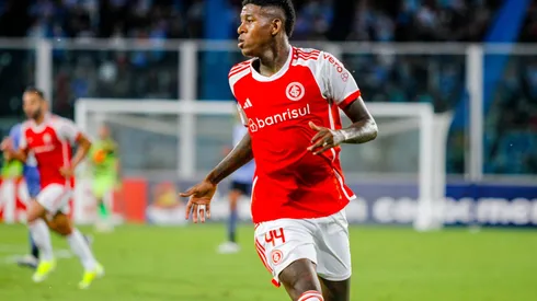 Vitao zagueiro do Internacional durante partida contra o Belgrano no estadio Mario Kempes pela Copa Sul-Americana 2024.