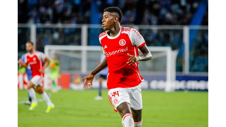 Vitao zagueiro do Internacional durante partida contra o Belgrano no estadio Mario Kempes pela Copa Sul-Americana 2024.