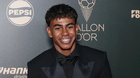 Lamine Yamal da Espanha e do FC Barcelona com seu irmão participa do 68º Ballon D'Or Photocall no Theatre Du Chatelet em 28 de outubro de 2024 em Paris, França. (Foto de Pascal Le Segretain/Getty Images)