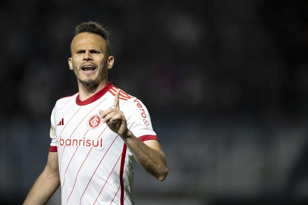 Rene jogador do Internacional durante partida contra o Vasco no estadio Sao Januario pelo campeonato Brasileiro A 2023. Foto: Jorge Rodrigues/AGIF