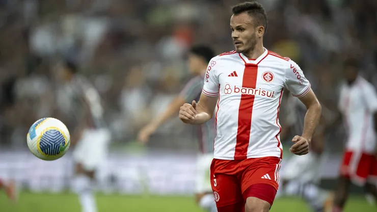 Renê, jogador do Internacional, durante partida contra o Fluminense (Foto: Jorge Rodrigues/AGIF)