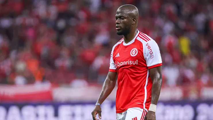 Valencia, jogador do Internacional, durante partida contra o Vitória (Foto: Maxi Franzoi/AGIF)