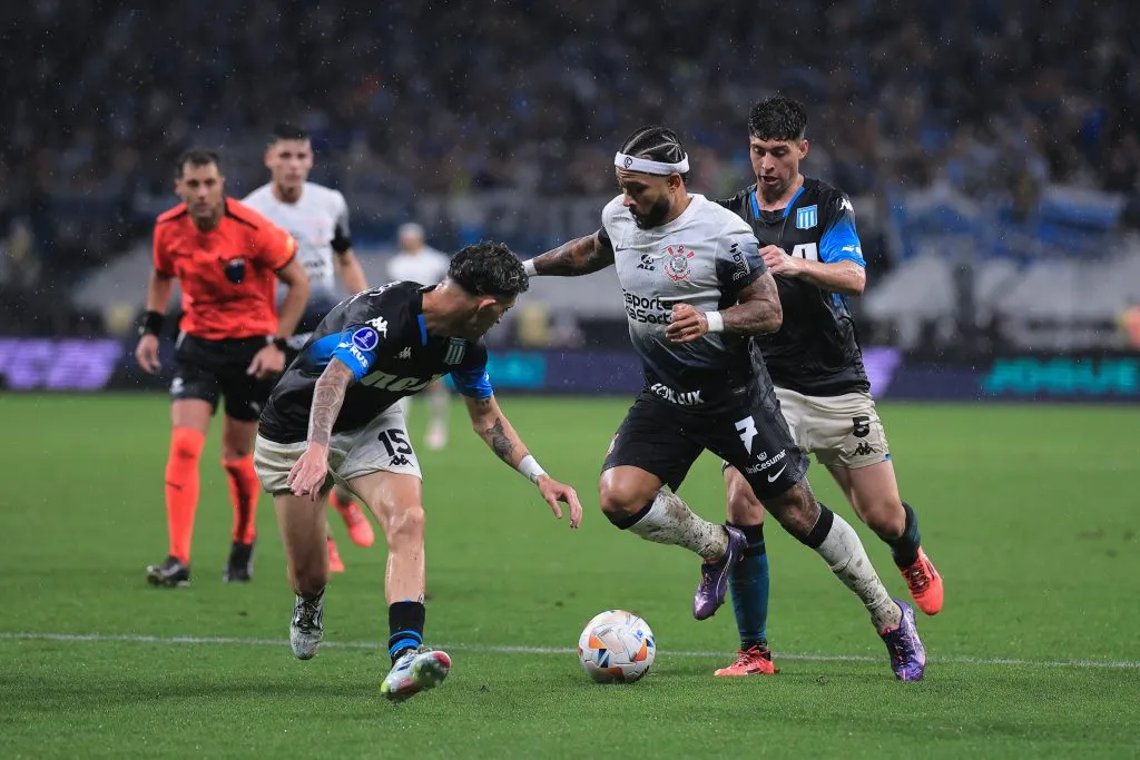 Memphis Depay, grande contratação do Corinthians na temporada, está pendurado e pode perder o clássico contra o Palmeiras. Foto: Ettore Chiereguini/AGIF