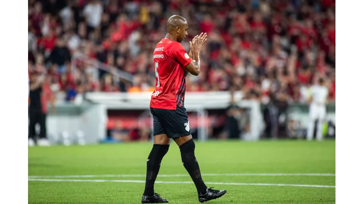 Fernandinho durante confronto contra o Cruzeiro no Brasileirão 2024.
