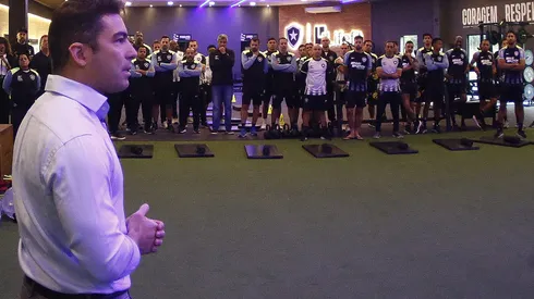 Foto: Vitor Silva/Botafogo – Thairo Arruda durante apresentação do elenco em 2023.