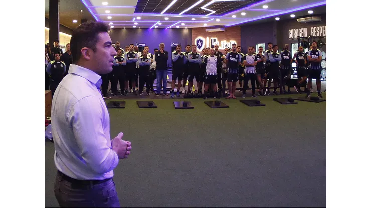 Foto: Vitor Silva/Botafogo - Thairo Arruda durante apresentação do elenco em 2023.