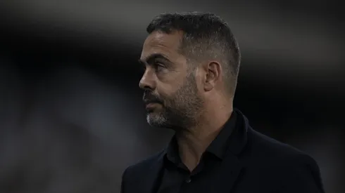Artur Jorge, técnico do Botafogo, durante partida contra o Peñarol (Foto: Jorge Rodrigues/AGIF)