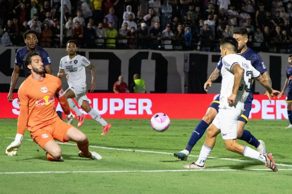 Almada, jogador do Botafogo, durante partida contra o Bragantino (Foto: Joisel Amaral/AGIF)