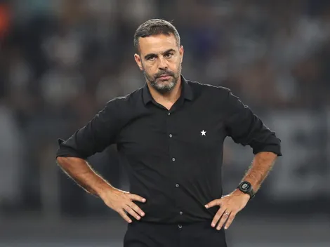 Artur Jorge se irrita por jogadores do Botafogo pendurados