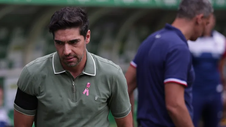 Abel Ferreira, técnico do Palmeiras, e Juan Pablo Vojvoda, técnico do Fortaleza, durante partida 9Foto: Ettore Chiereguini/AGIF)