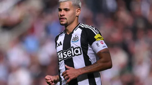 Bruno Guimarães durante confronto contra o Manchester United na Premier League 2024/25.