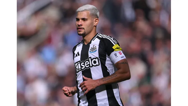 Bruno Guimarães durante confronto contra o Manchester United na Premier League 2024/25.