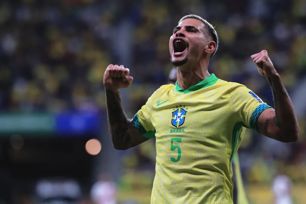 Bruno Guimarães comemorando gol durante partida contra o Peru pelas Eliminatorias Copa Do Mundo 2026. Foto: Ettore Chiereguini/AGIF