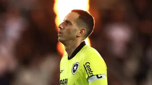 RIO DE JANEIRO, BRAZIL – APRIL 18: Gatito Fernandez of Botafogo looks on during a match between Botafogo and Atletico Goianiense as part of Brasileirao 2024 at Estadio Olímpico Nilton Santos on April 18, 2024 in Rio de Janeiro, Brazil. (Photo by Buda Mendes/Getty Images)