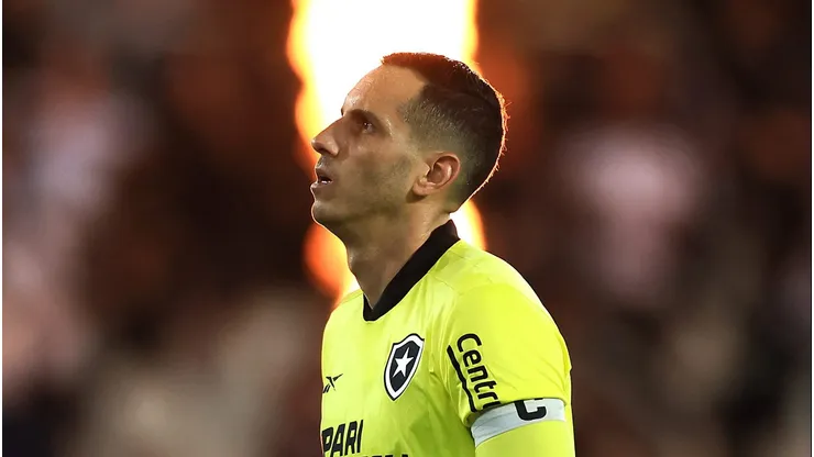 RIO DE JANEIRO, BRAZIL - APRIL 18: Gatito Fernandez of Botafogo looks on during a match between Botafogo and Atletico Goianiense as part of Brasileirao 2024 at Estadio Olímpico Nilton Santos on April 18, 2024 in Rio de Janeiro, Brazil. (Photo by Buda Mendes/Getty Images)