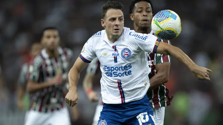 Keno, jogador do Fluminense, disputa lance com Santiago Arias, jogador do Bahia (Foto: Jorge Rodrigues/AGIF)
