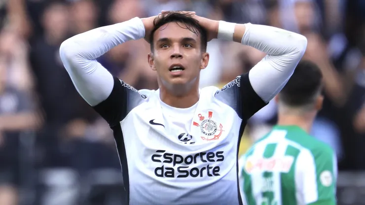 Giovane, jogador do Corinthians, lamenta durante partida contra o Juventude (Foto: Marcello Zambrana/AGIF)
