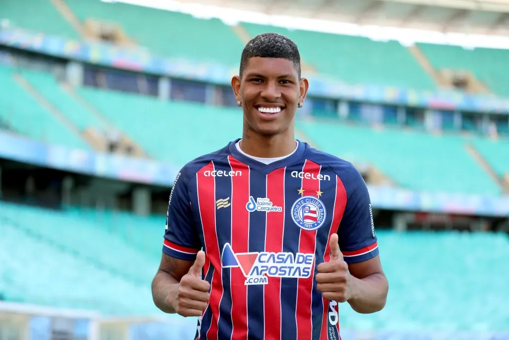 Marcos Victor sendo apresentado de forma oficial no Bahia em 2023 (Imagem: Felipe Oliveira / EC Bahia)