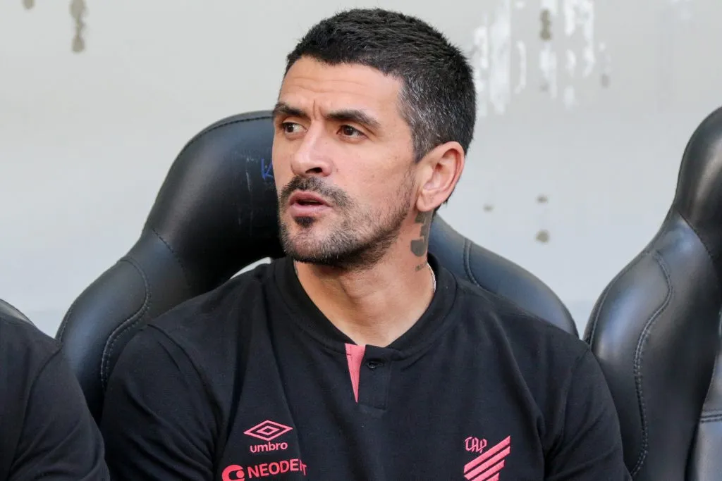 Lucho Gonzalez tecnico do Athletico-PR durante partida contra o Botafogo no estadio Arena da Baixada pelo campeonato Brasileiro A 2024. Foto: Robson Mafra/AGIF