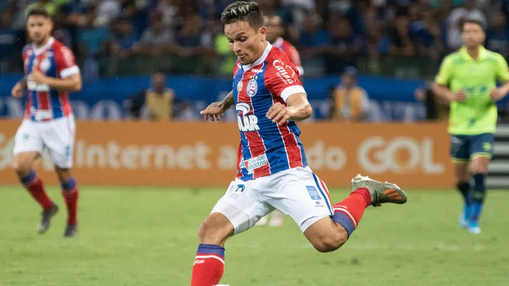 Artur Victor atuando pelo Bahia durante partida contra o Cruzeiro (Foto: Alessandra Torres/AGIF)