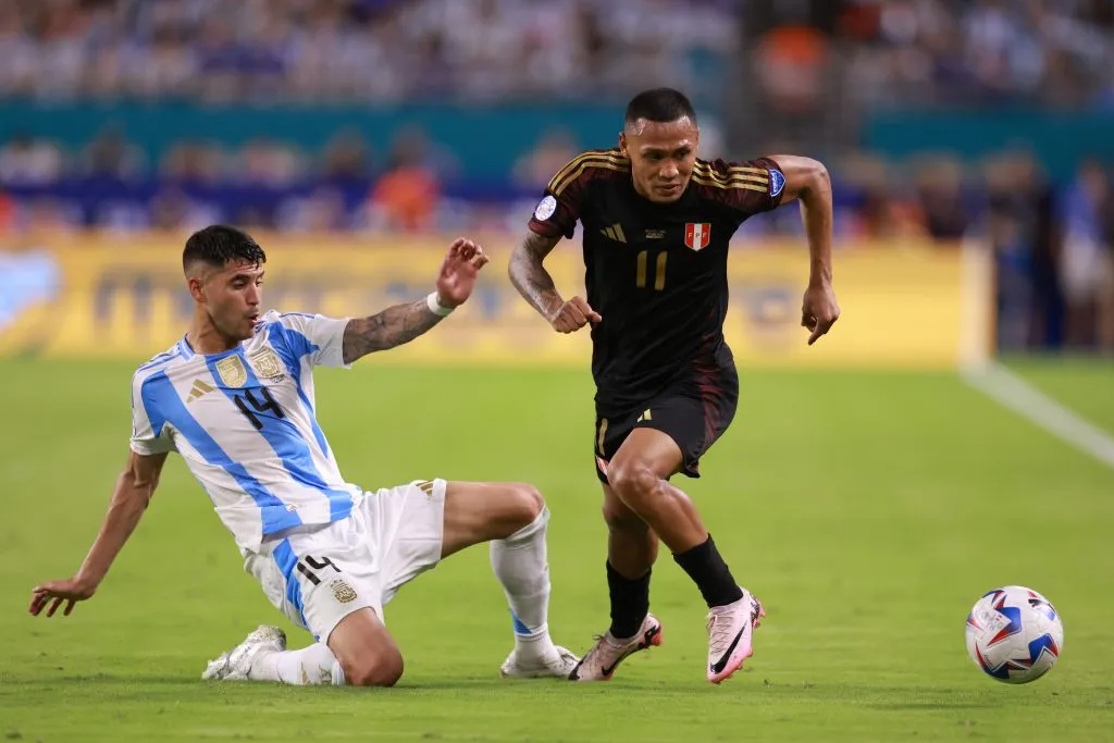 Bryan Reyna em partida na Copa América defendendo a seleção peruana (Photo by Carmen Mandato/Getty Images)