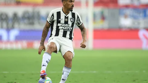 Foto: Vitor Silva/Botafogo – Allan durante confronto contra o Grêmio no Brasileirão 2023.