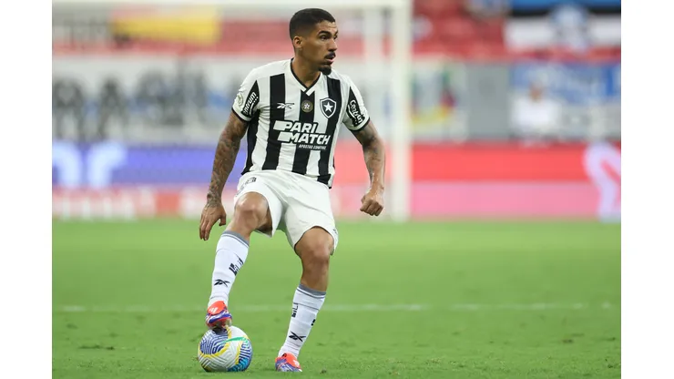 Foto: Vitor Silva/Botafogo - Allan durante confronto contra o Grêmio no Brasileirão 2023.