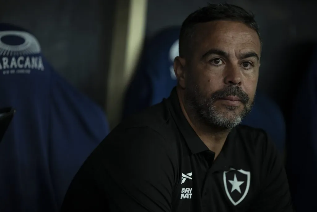 Foto: Jorge Rodrigues/AGIF – Artur Jorge durante confronto contra o Criciúma no Brasileirão 2023.