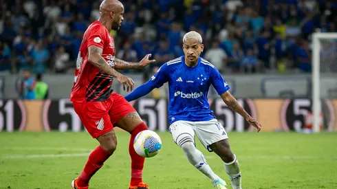 Matheus Pereira jogador do Cruzeiro durante partida contra o Athletico-PR no estádio Mineirão pelo campeonato Brasileiro A 2024. Foto: Fernando Moreno/AGIF