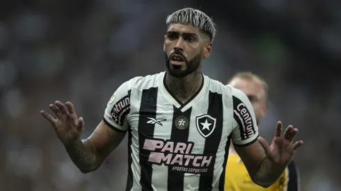Barboza, jogador do Botafogo, durante partida contra o Criciúma (Foto: Jorge Rodrigues/AGIF)