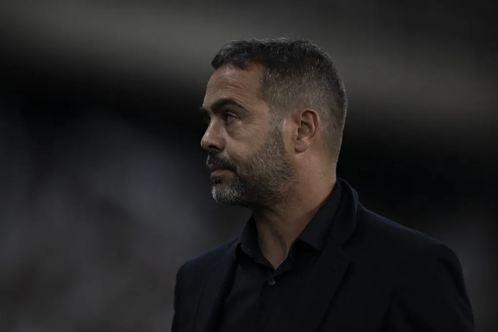 Foto: Jorge Rodrigues/AGIF – Artur Jorge durante goleada do Botafogo no Peñarol na Libertadores 2024.