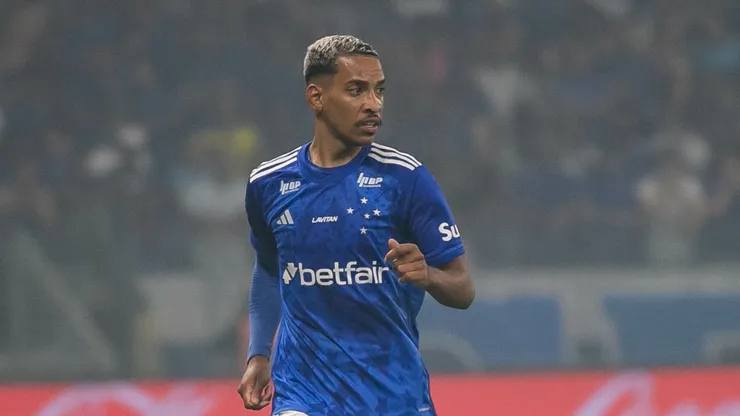 Matheus Pereira jogador do Cruzeiro durante partida contra o Lanús no estádio Mineirão pelo campeonato Copa Sul-Americana 2024. Foto: Fernando Moreno/AGIF