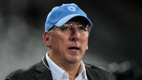 John Textor, presidente da SAF do Botafogo, durante partida contra o Atletico-GO (Foto: Thiago Ribeiro/AGIF)