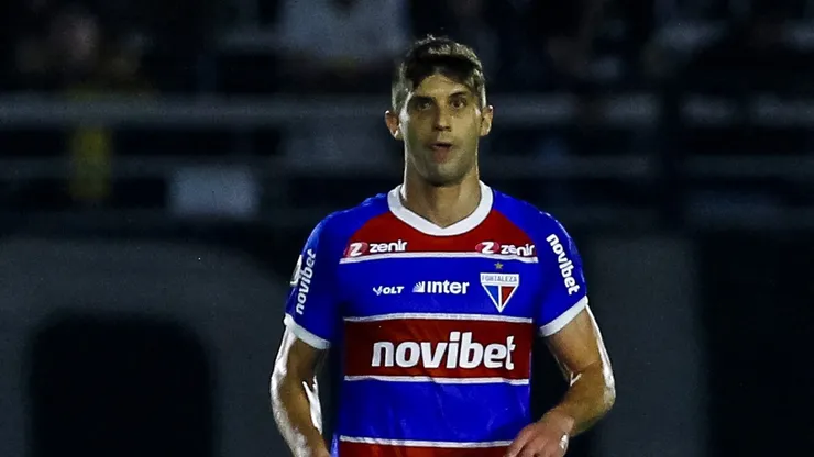Kuscevic jogador do Fortaleza durante partida contra o Bragantino (Foto: Marco Miatelo/AGIF)