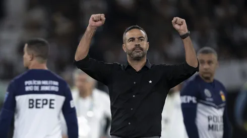 Artur Jorge técnico do Botafogo comemora vitória após partida contra o Internacional no estádio Engenhão pelo campeonato Brasileiro A 2024. Foto: Jorge Rodrigues/AGIF