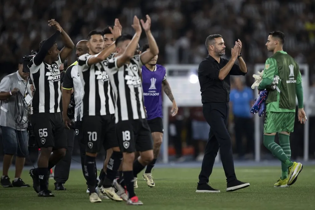 Foto: Jorge Rodrigues/AGIF – Jogadores do Botafogo comemorando vitória contra o Peñarol na Libertadores 2024.