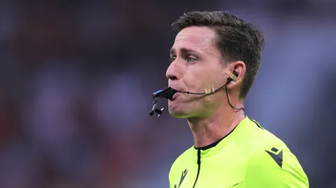 O árbitro Ramon Abatti Abel durante partida entre Corinthians e Flamengo no estádio Arena Corinthians pelo campeonato Brasileiro A 2024. Foto: Ettore Chiereguini/AGIF