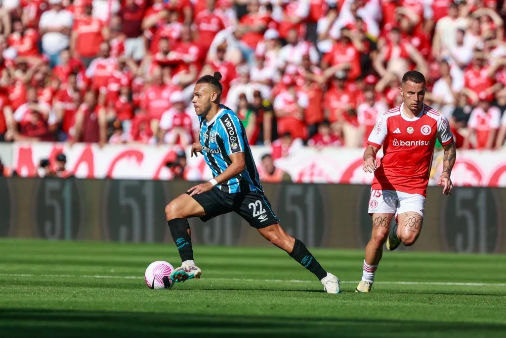 Braithwaite em ação com a camisa do Grêmio no GreNal 443, pelo Brasileirão Betano. Foto: Luiz Erbes/AGIF