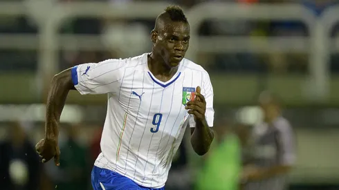 Balotelli durante amistoso contra o Fluminense preparativo para a Copa do Mundo 2014 no estadio da Cidadania em Volta Redonda. Foto: Pedro Martins/AGIF