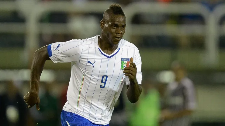 Balotelli durante amistoso contra o Fluminense preparativo para a Copa do Mundo 2014 no estadio da Cidadania em Volta Redonda. Foto: Pedro Martins/AGIF