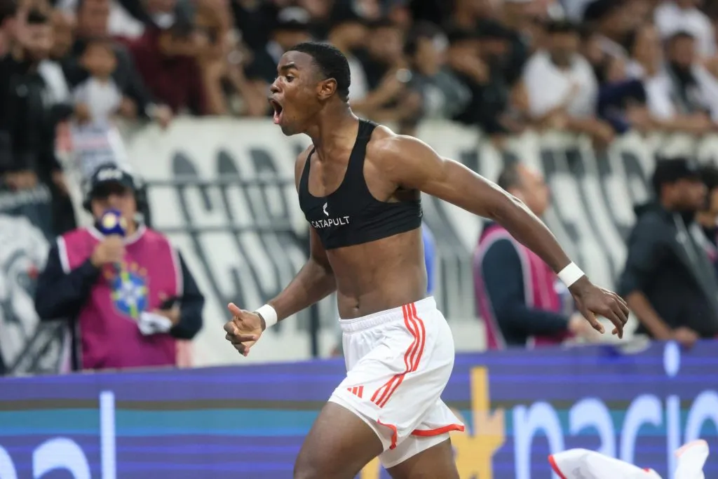 Ricardo Mathias comemorando seu gol, contra o Corinthians, pelo Brasileirão Betano. Foto: Ricardo Duarte/SC Internacional