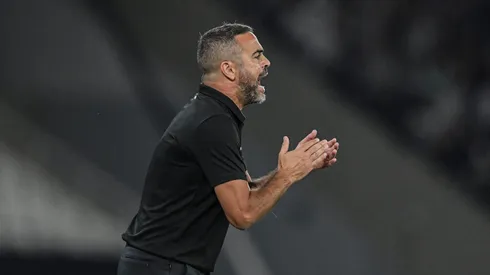 Artur Jorge, técnico do Botafogo, durante partida contra o Fortaleza, pelo Campeonato Brasileiro.