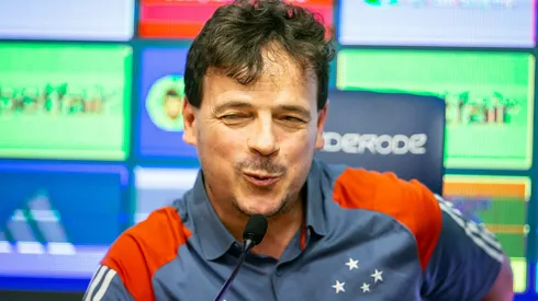 Fernando Diniz durante sua apresentação oficial como técnico do Cruzeiro em coletiva de imprensa realizada no CT Toca II. Foto: Fernando Moreno/AGIF