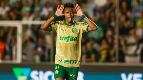 Estêvão, jogador do Palmeiras, comemora seu gol em partida contra o Juventude, pelo Campeonato Brasileiro.
