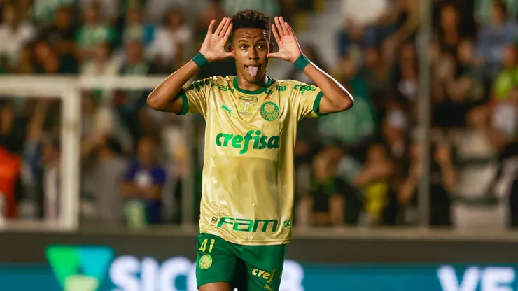 Estêvão, jogador do Palmeiras, comemora seu gol em partida contra o Juventude, pelo Campeonato Brasileiro.