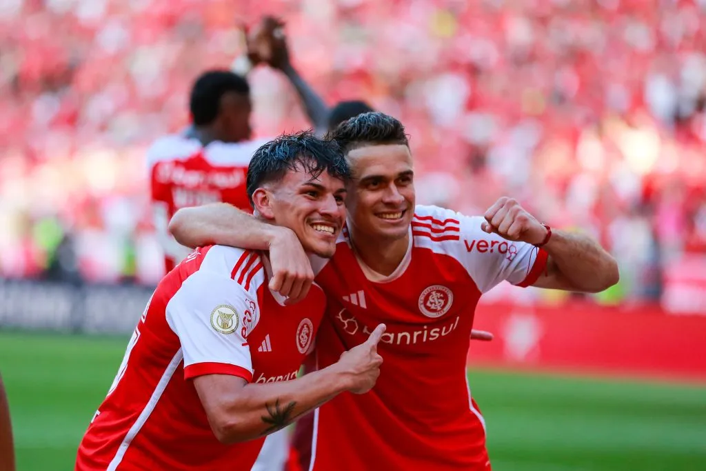 Bernabei e Borré comemorando a vitória no GreNal. Foto: Luiz Erbes/AGIF