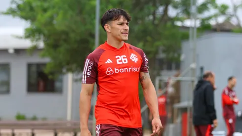 Bernabei, lateral do Internacional, durante sessão de treino.
