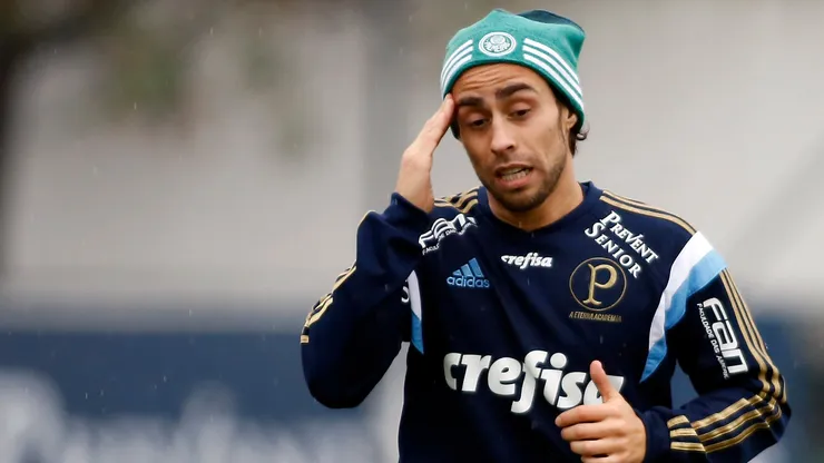 TREINO DO PALMEIRAS - Valdivia durante treino do Palmeiras no CT Academia de Futebol - Barra Funda. Foto: Daniel Vorley/AGIF.