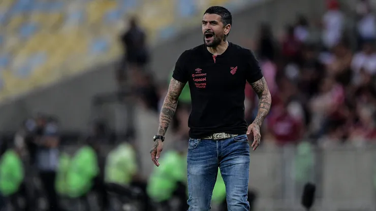 Lucho Gonzalez, técnico do Athletico-PR, durante partida contra o Flamengo pelo campeonato Brasileiro A 2024. Foto: Thiago Ribeiro/AGIF